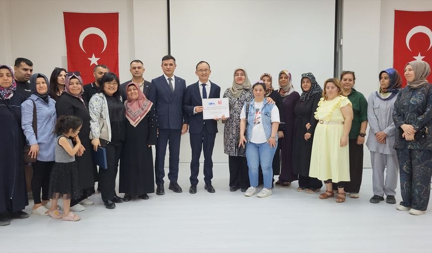 Çin'in Ankara Büyükelçisi Jiang Xuebin, Adıyaman'da depremzedelere yardımda bulundu