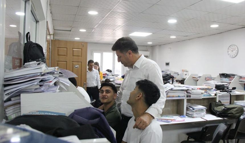 Cizre'de öğrencilere moral ziyaretinde bulunan İlçe Milli Eğitim