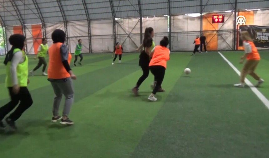 Anneler sahaya indi: Stres atıp eğlendiler