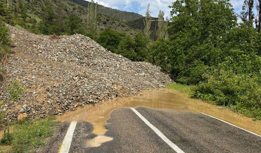 Erzurum'da Heyelan Yolları Kapattı