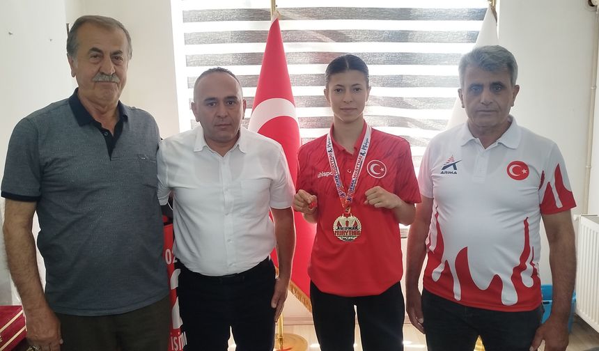 Esnaf Odası'ndan Şampiyona ve Antrenörüne Destek