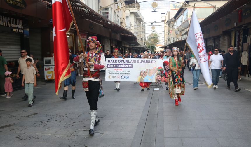Halk Oyunları Şampiyonası, Gaziantep'te coşkulu yürüyüşle başladı