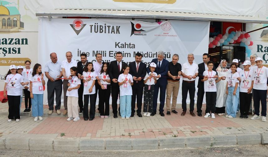 Kahta'da 125 öğrenci, 54 bilimsel projeyi başarıyla sergiledi.