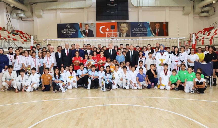 Vali Abdullah Küçük Kahta Spor Kompleksi’ni İnceledi