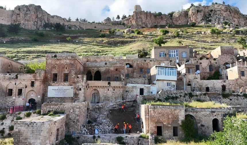 Mardin Büyükşehir, tarihi sokakta oluşan göçüğü onarıyor