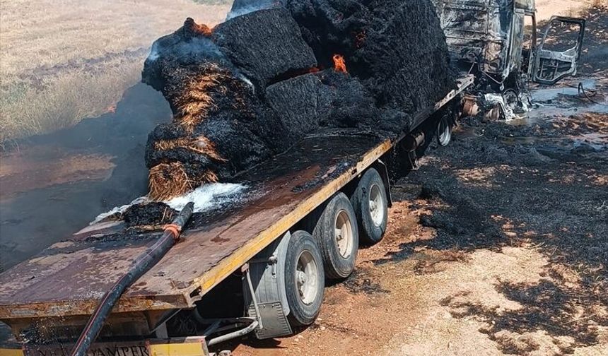Mardin'de saman yüklü tır ve traktör yangında kül oldu
