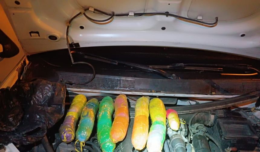 Siverek'te otomobilin motorunda yasa dışı madde ele geçirildi, 2