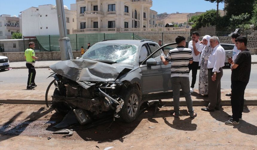 Cizre'de Trafik Kazası: Araçlar Savruldu, 4 Kişi Hastaneye Kaldırıldı