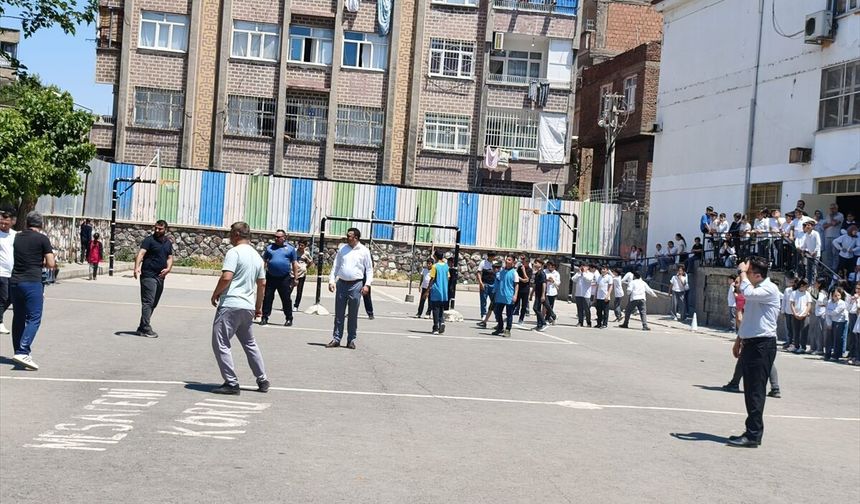 Sur Kaymakamı Akbulut çocuklarla futbol maçı yaptı