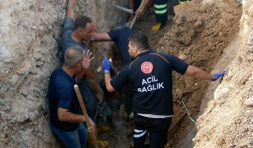 Adıyaman'da toprak altında kalan usta sağ kurtarıldı