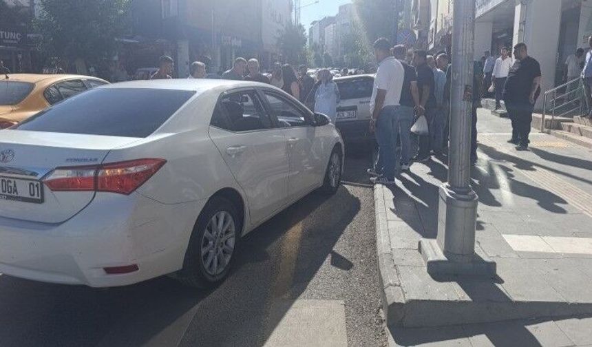 Adıyaman'da Çarpışan Otomobillerden Biri Direğe Savruldu