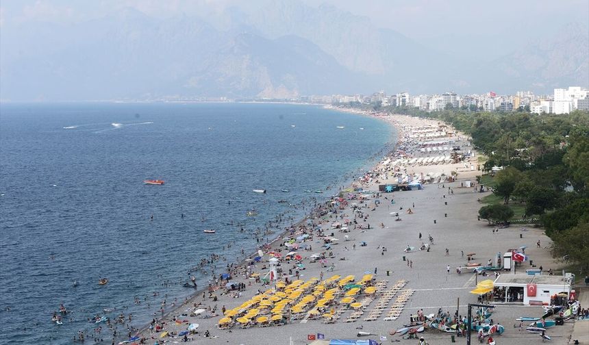 Antalya'da yüksek nem ve sıcaklık sahilleri hareketlendirdi
