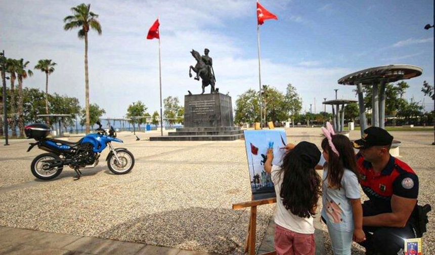 Devriye Sırasında Miniklerin Resim Heyecanına Ortak Oldular