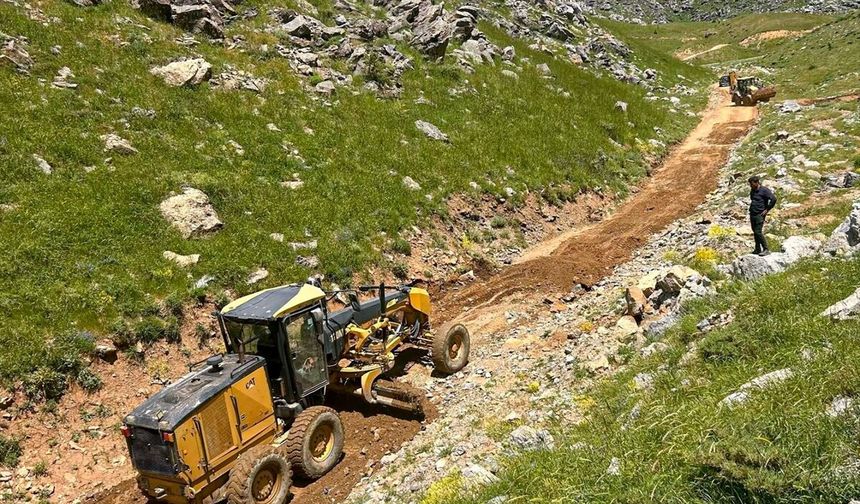 Kozluk'ta Köy ve Mezra Yolları Ulaşıma Yeniden Açıldı