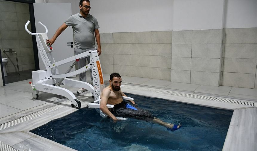 Özel Bireyler Batman'da Havuz Keyfi Yaşıyor