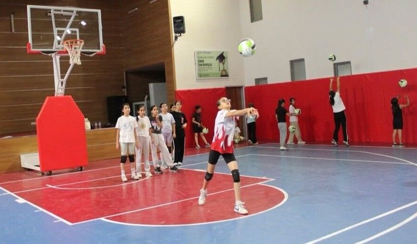 Besni'de çocuklar yazı öğrenerek geçiriyor