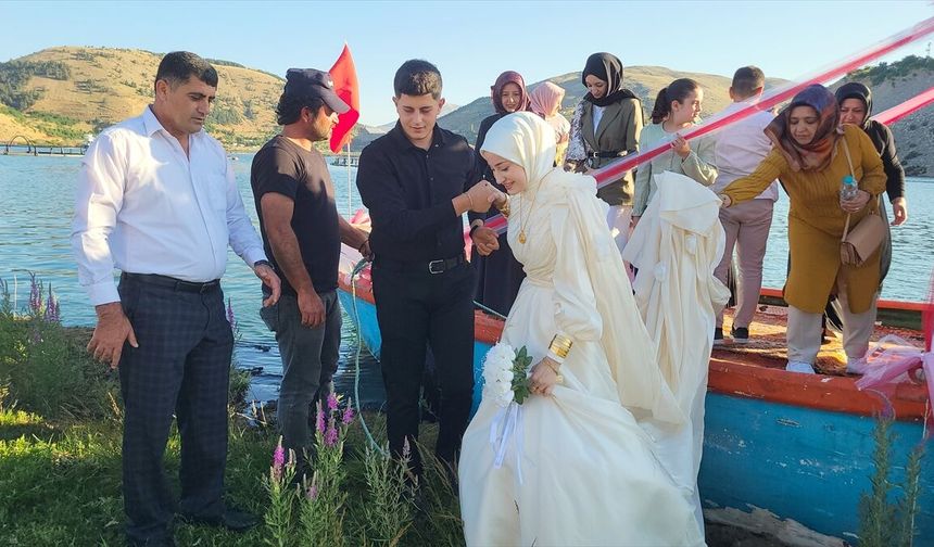 Çelikhan'da Yüzen Ada Üzerinde İlk Nikah Heyecanı Yaşandı