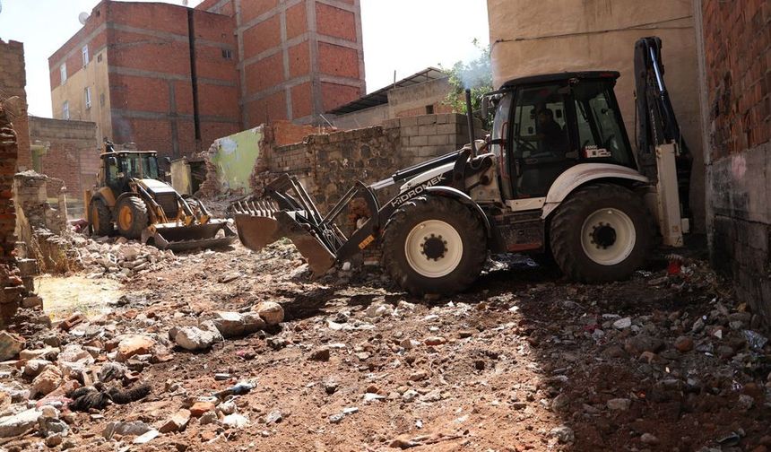 Diyarbakır'da metruk yapıların kontrollü yıkımı devam ediyor.
