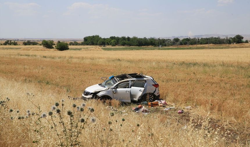 Diyarbakır'da Şarampole Devrilen Araçtaki 5 Kişi Yaralandı
