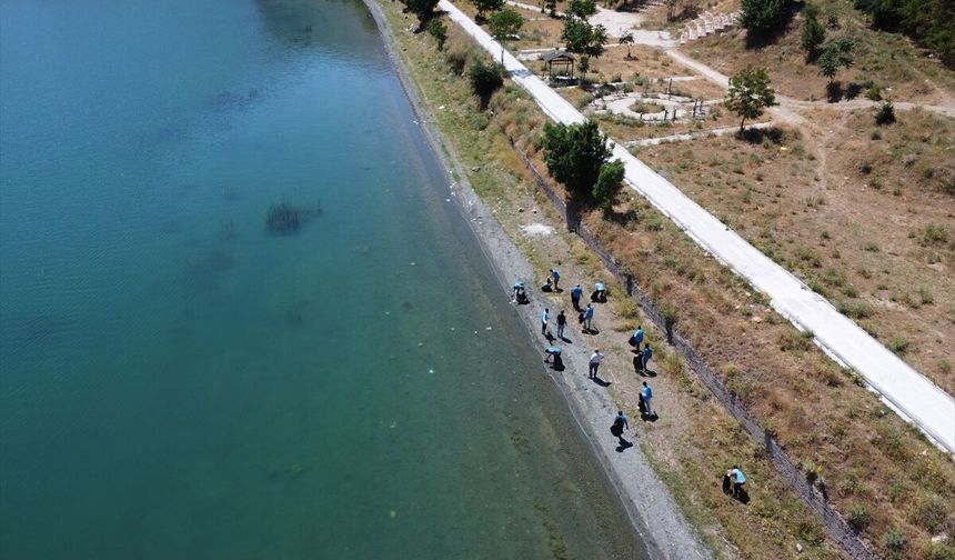 Elazığ'da Hazar Gölü Sahillerinde Büyük Temizlik Harekatı