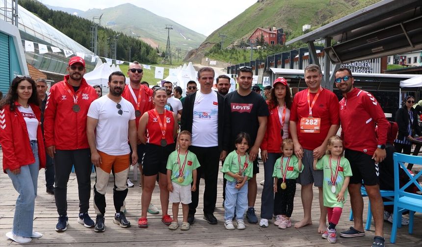 Vali Baruş, Palandöken'de halkla birlikte zirveye yürüdü