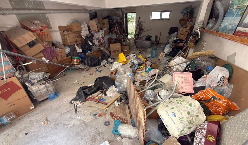 Eskişehir'de Garajdan 3 Kamyon Çöp Çıkarıldı