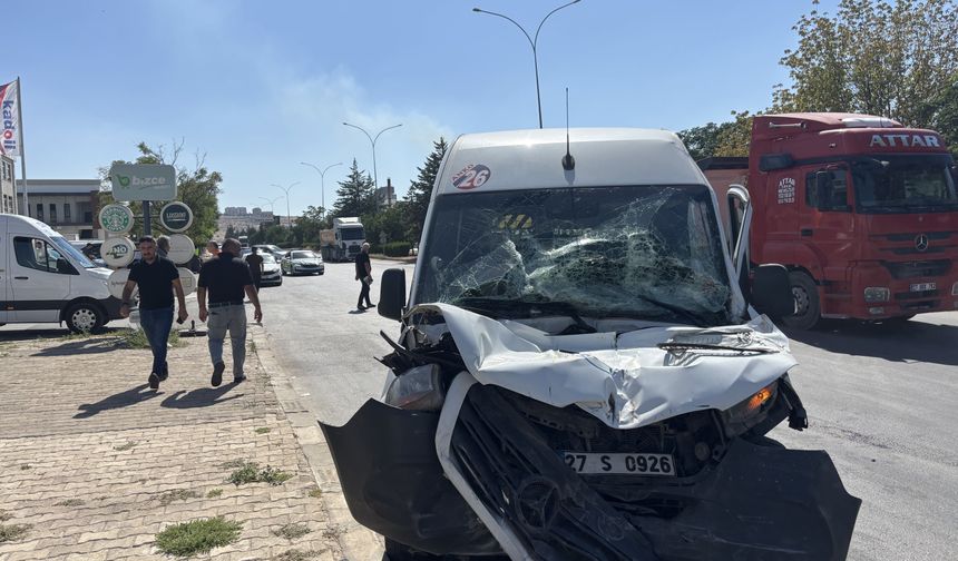 Gaziantep'te damperli tırla çarpışan işçi servisindeki 11 kişi yaralandı