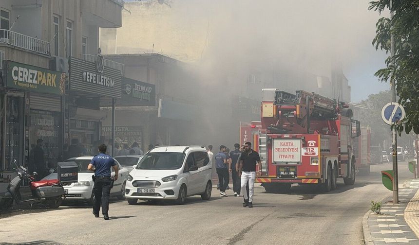 Kahta'daki yangında 3 itfaiyeci dumandan etkilendi veya yaralandı.