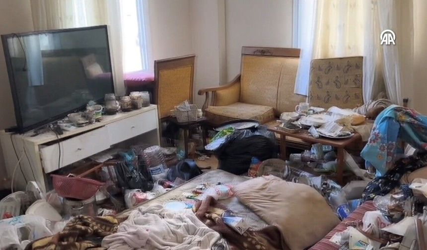 Kötü Koku Yayan Evden 5 Kamyon Çöp Çıkarıldı