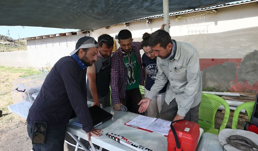 Muş'ta Selçuklu Şehitliği İskeletleri İnceleniyor