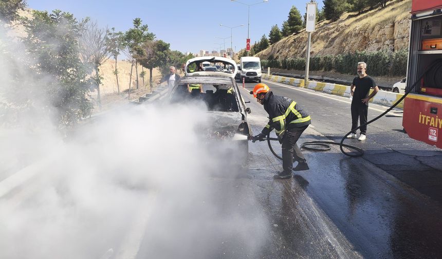 Mardin'de Yanan Otomobil Kullanılamaz Hale Geldi