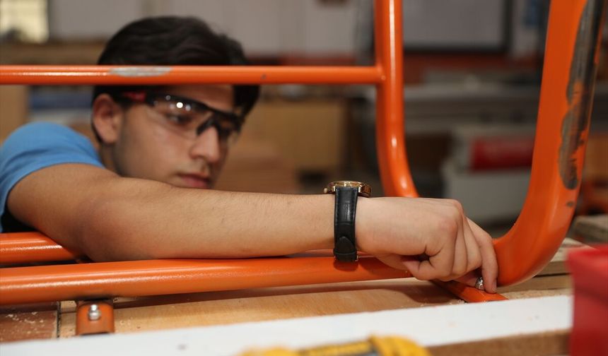 Meslek Liseliler 4 İlin Okulları İçin Masa ve Sıra Üretiyorlar