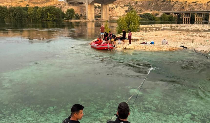 Adıyaman'da Fırat Nehri'nde mahsur kalan 9 kişi kurtarıldı