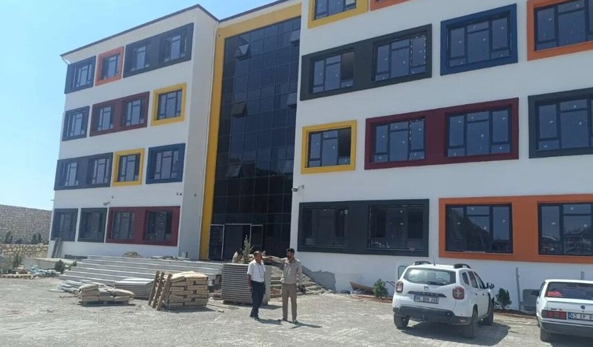 Besni’de Okul İnşaatlarında Çalışmalar Sürüyor