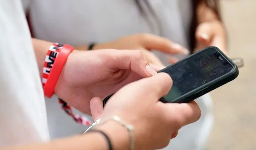 Telefon ve Tablet Kullanan Çocuklara Sinir Uyarısı