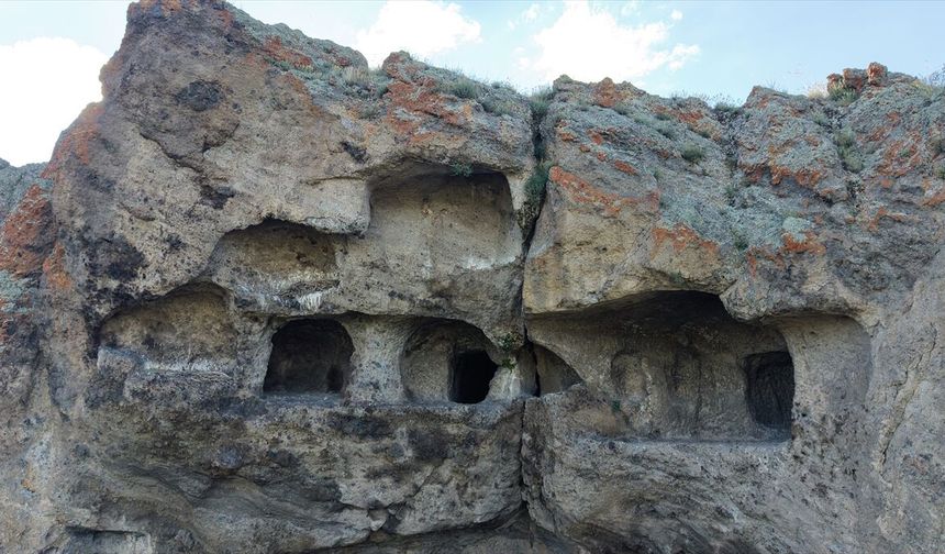 Erzurum'da Kaya Mezarları Turizme Kazandırılıyor