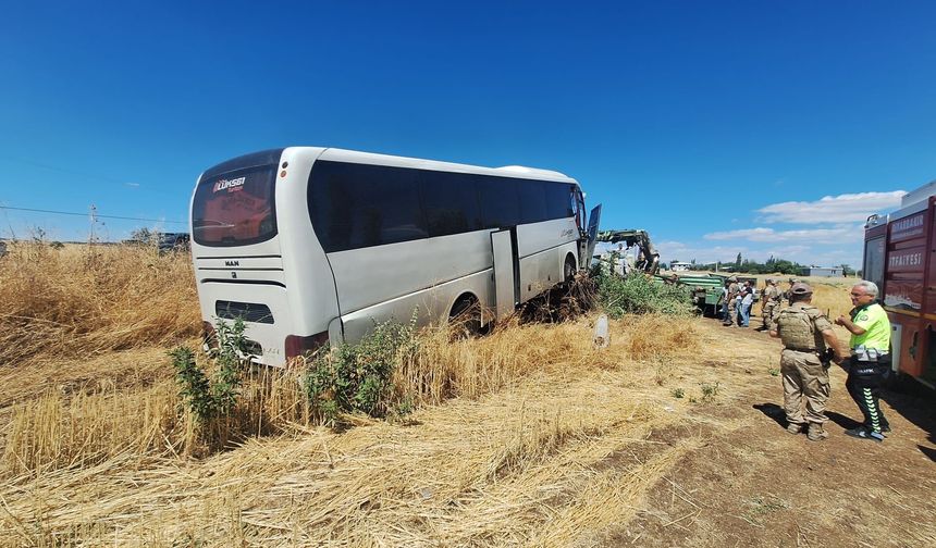 Lice'de ağaca çarpan otobüste 2 kişi yaralandı