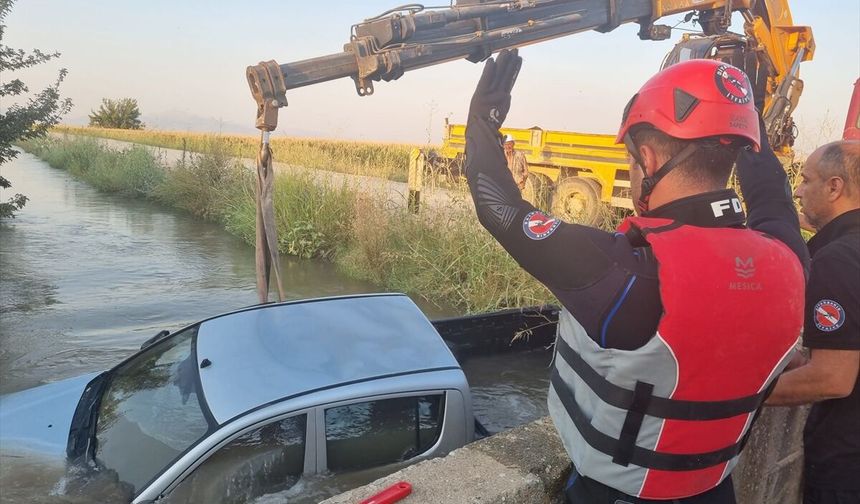 Pikap su kanalına devrildi, sürücü hastanelik oldu