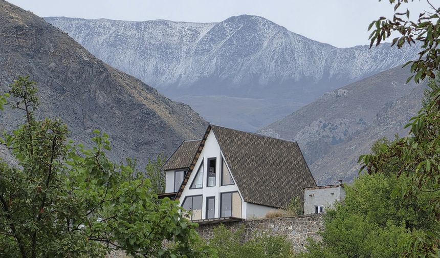 Erzincan'daki Esence Dağı'nın zirvesi Ağustos'ta yağan dolu