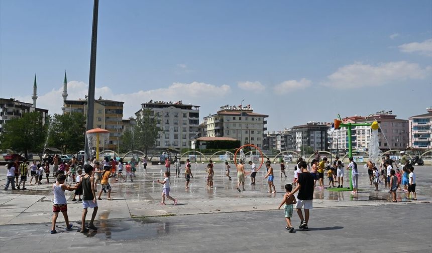 Vatandaşlar Serinlemek İçin Parklara Akın Etti