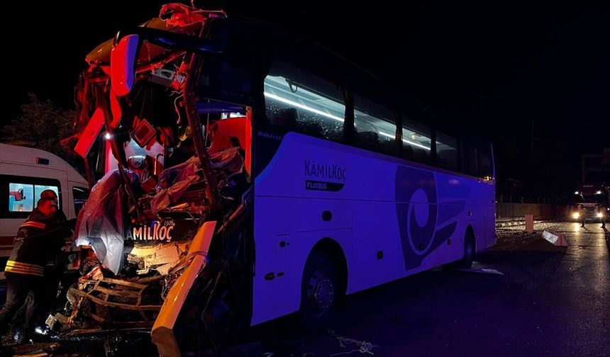 Nurdağı'nda Otobüs Tıra Çarptı: 2 Kişi Hayatını Kaybetti