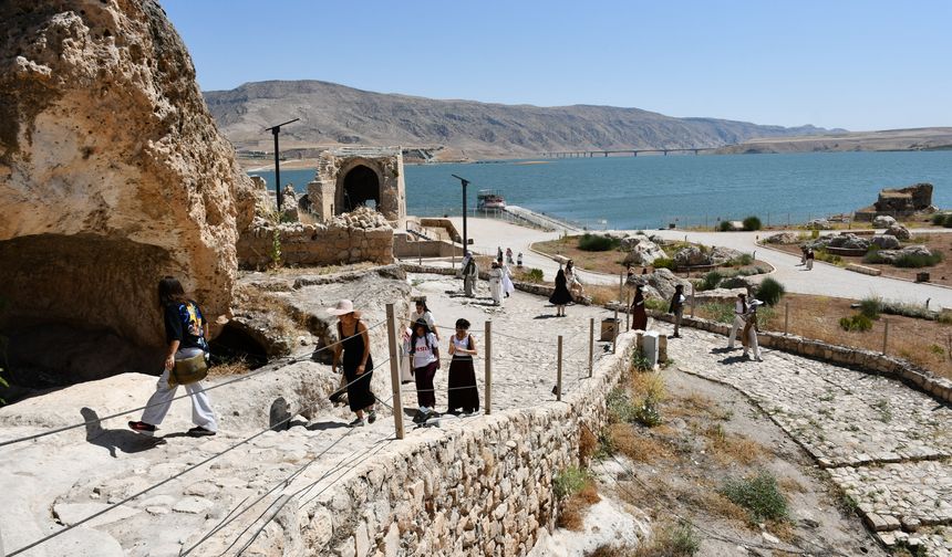 Gençler Hasankeyf'in Tarihi Dokusuna Hayran Kaldı