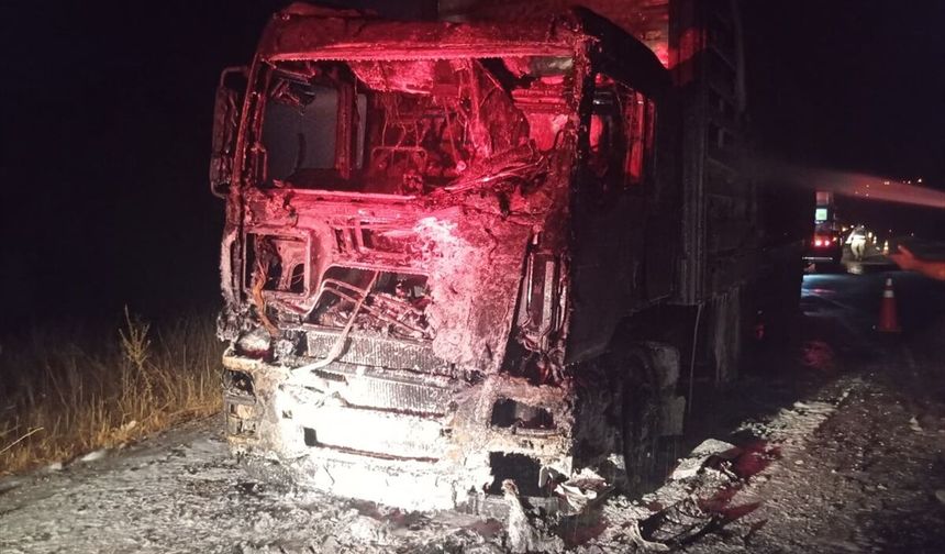 Kilis'te Seyir Halindeki Tır Yangında Hasar Gördü