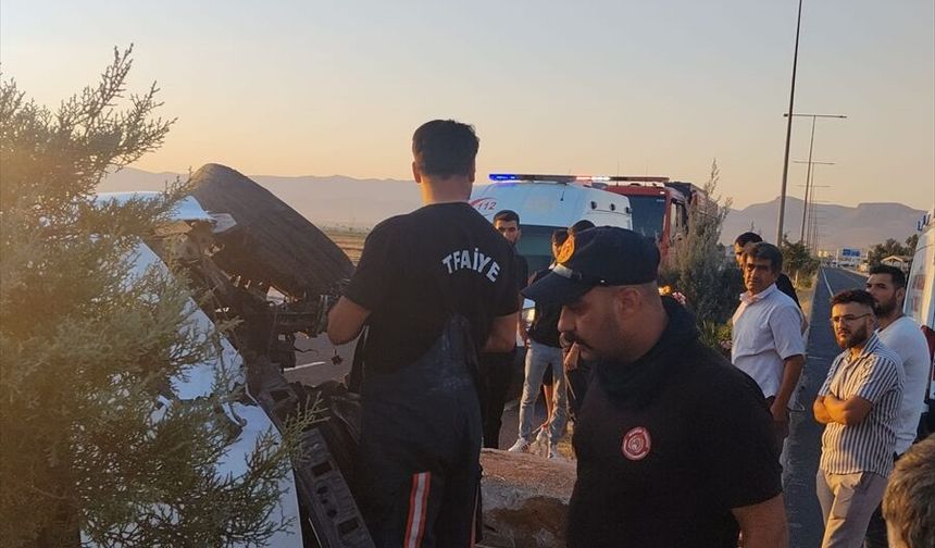 Mardin'de devrilen araçta 2 yaralı