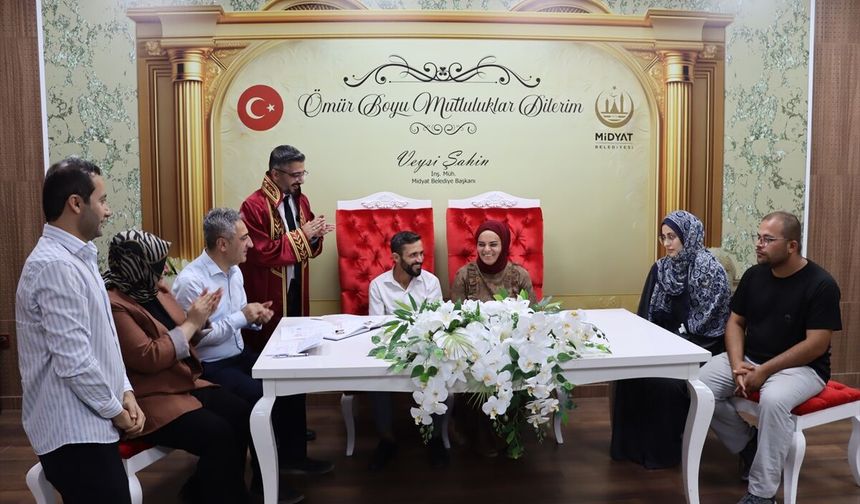 Midyat'ta İşitme Engelli Çiftin Anlamlı Evliliği