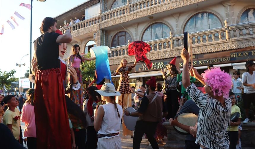 Midyat'ta 8. Uluslararası Uçan Halı Çocuk Festivali