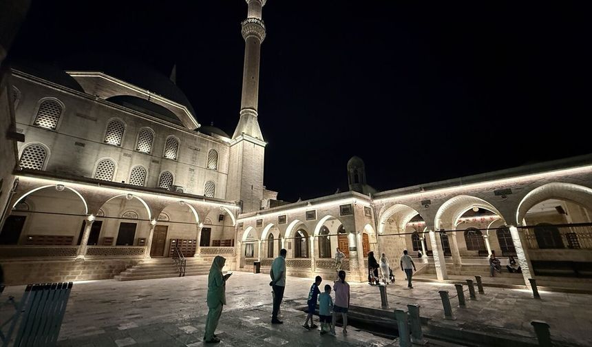 Sıcaklar Balıklıgöl'ün gece ziyaretçi sayısını artırdı