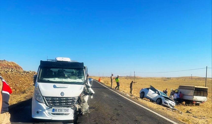 Şanlıurfa Siverek'te Çekici ile Otomobil Çarpıştı