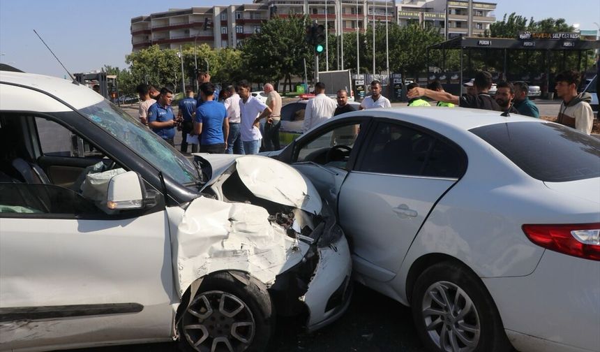 Eyyübiye'de Beş Araçlı Kazada Yedi Kişi Yaralandı