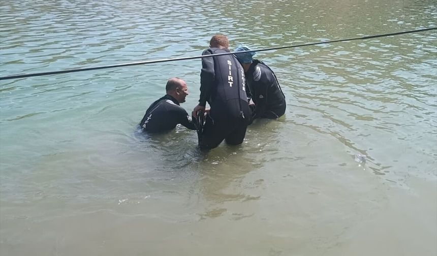 Siirt'te oğlunu kurtarmak isteyen baba da çayda can verdi
